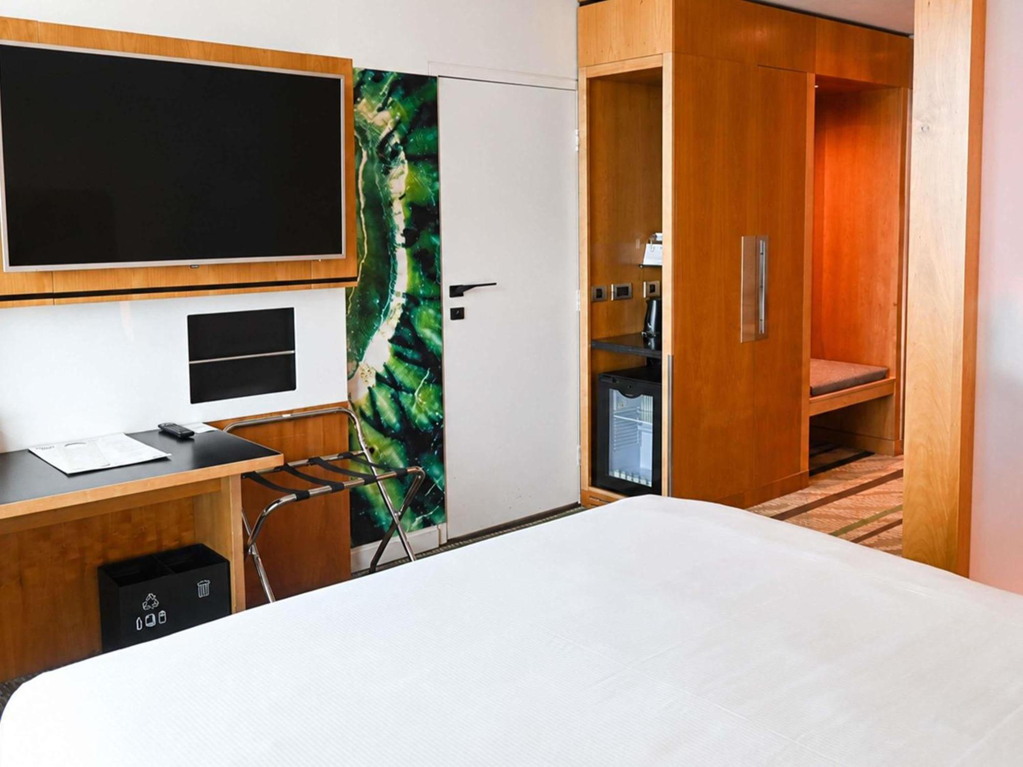 Superior King Room Accessible