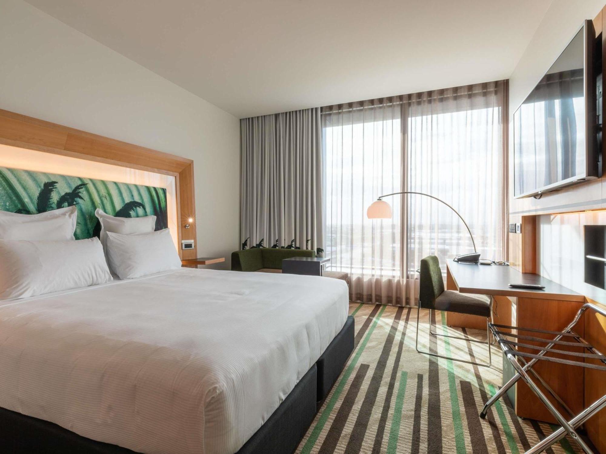 Superior King Room Accessible